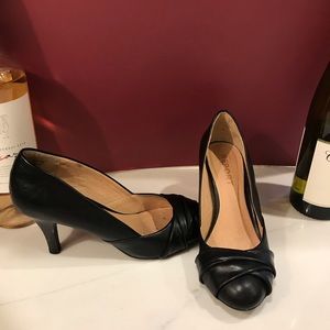 Black Pumps by Report